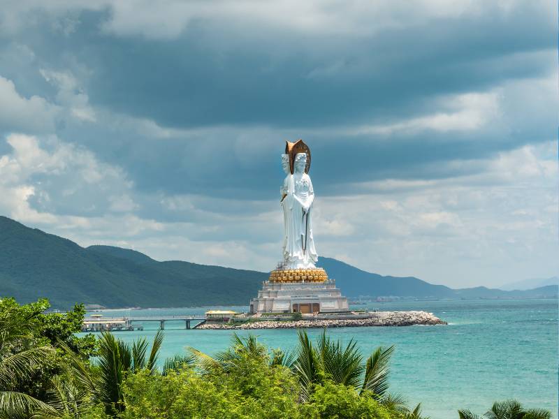 Harapan di Bawah Arca Buddha: Kekuatan Iman dan Keraguan